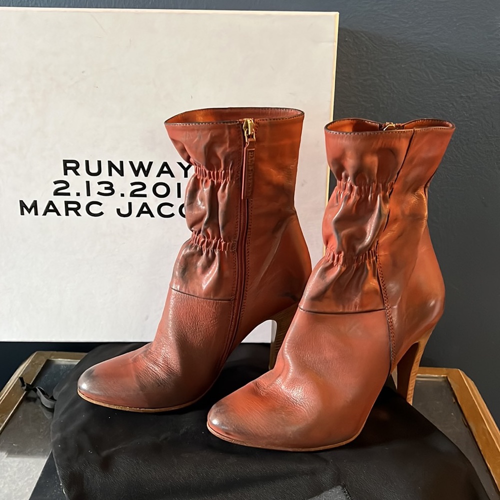 🔥New in box✨Marc Jacobs Runway 2019 Scrunch leather Distressed Boots in Rust ✨